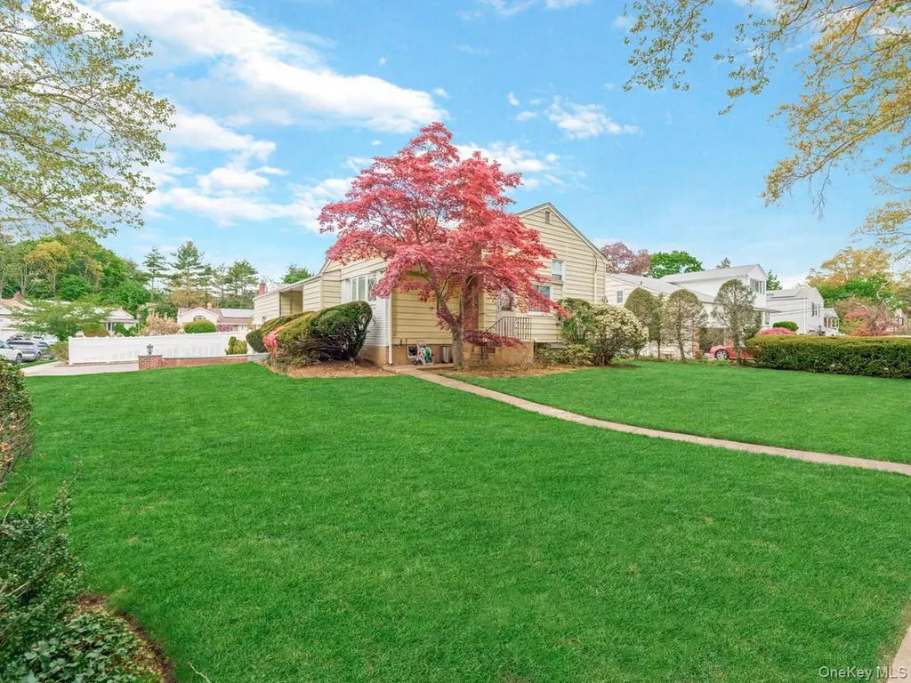 14 Greentree Circle Westbury NY 11590