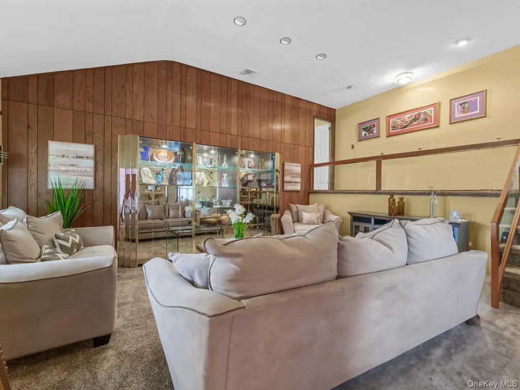 14 Greentree Circle Westbury NY 11590