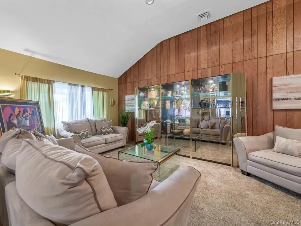 14 Greentree Circle Westbury NY 11590