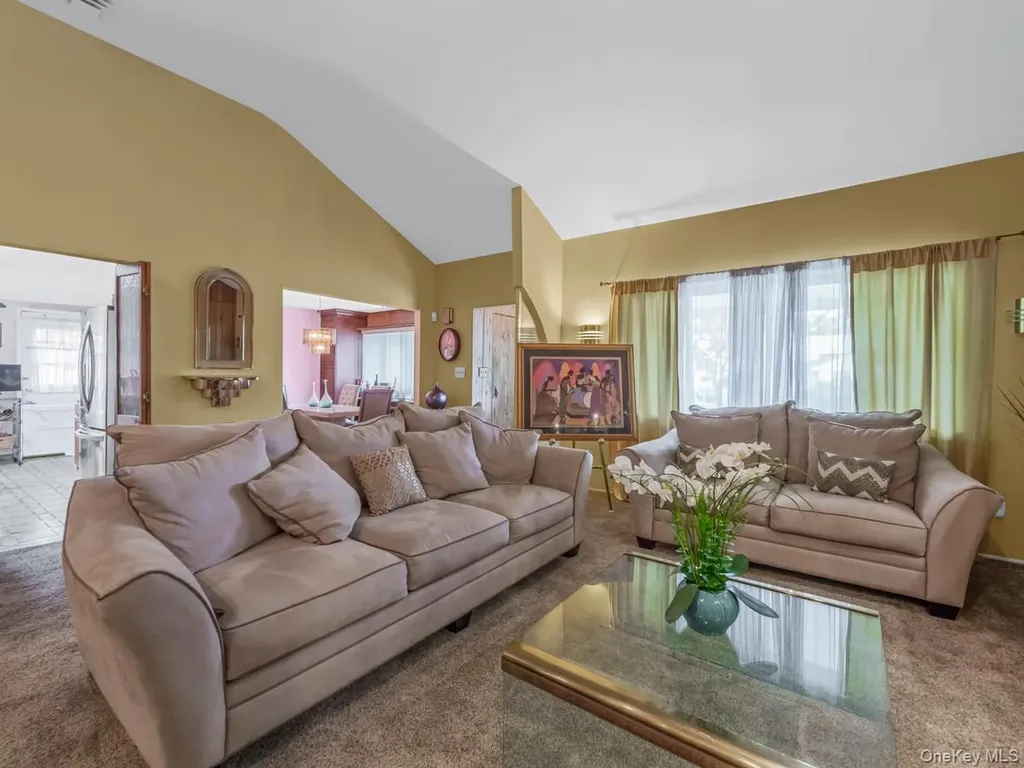 14 Greentree Circle Westbury NY 11590