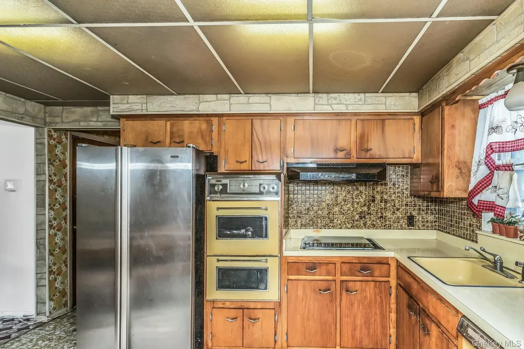 325 N Service Road Roslyn Heights NY 11577