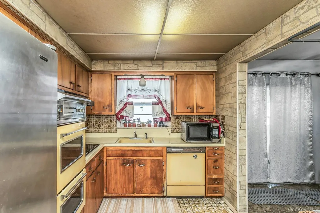 325 N Service Road Roslyn Heights NY 11577
