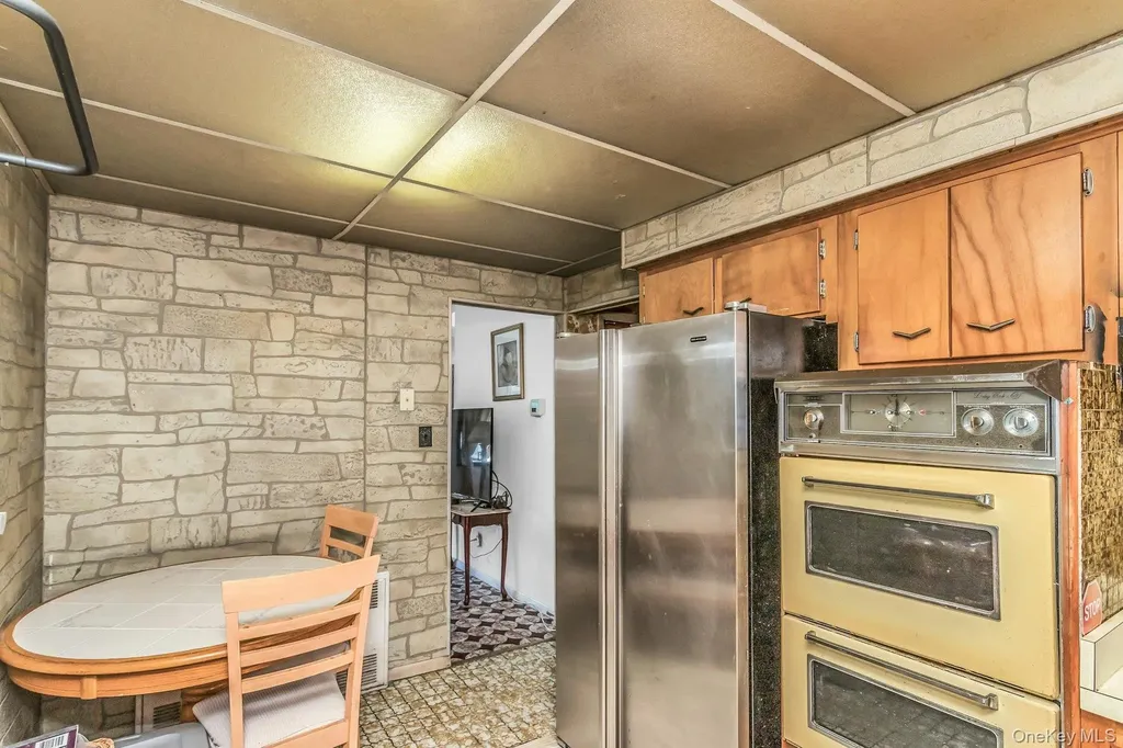 325 N Service Road Roslyn Heights NY 11577