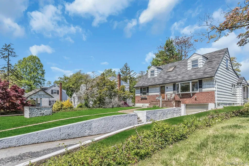 325 N Service Road Roslyn Heights NY 11577