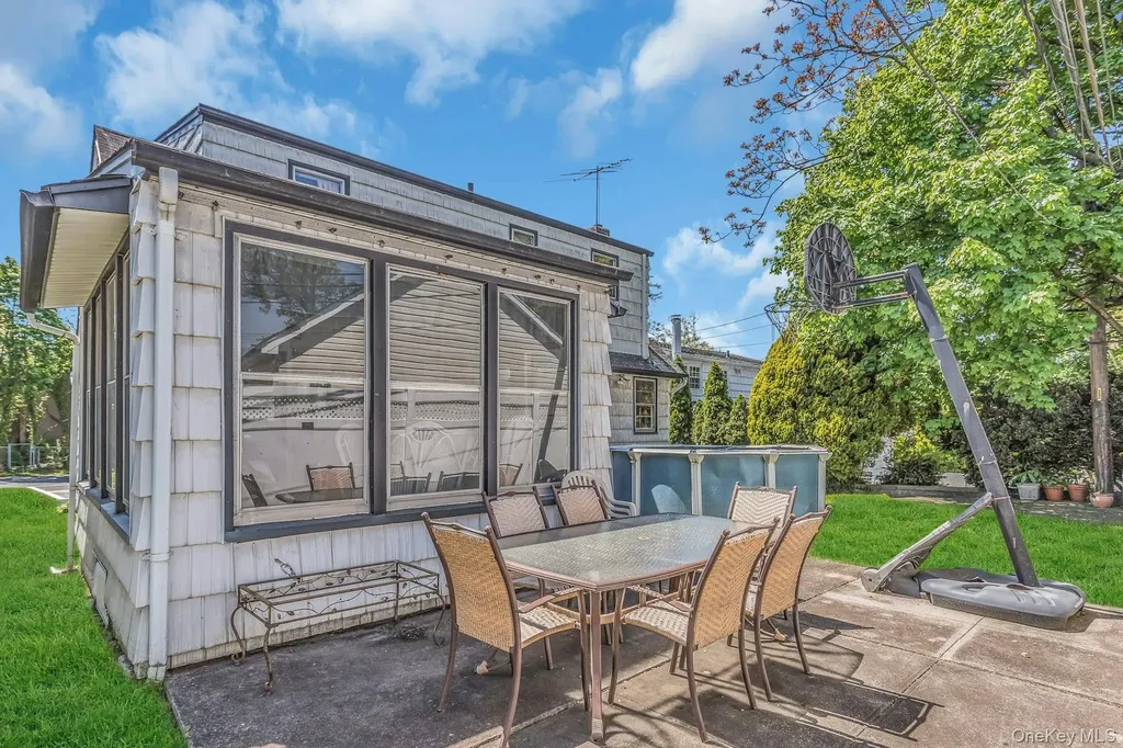 325 N Service Road Roslyn Heights NY 11577