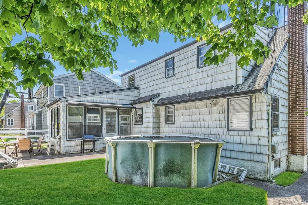 325 N Service Road Roslyn Heights NY 11577