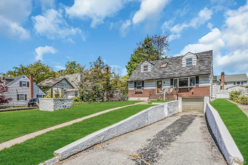 325 N Service Road Roslyn Heights NY 11577