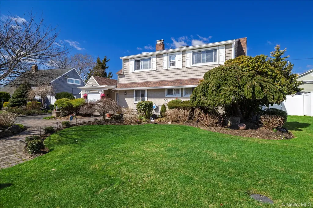 12 Link Lane Hicksville NY 11801