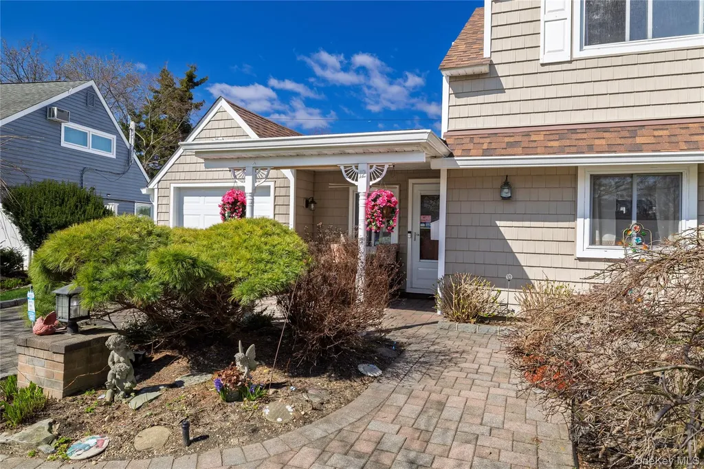 12 Link Lane Hicksville NY 11801
