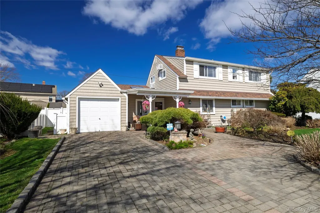 12 Link Lane Hicksville NY 11801