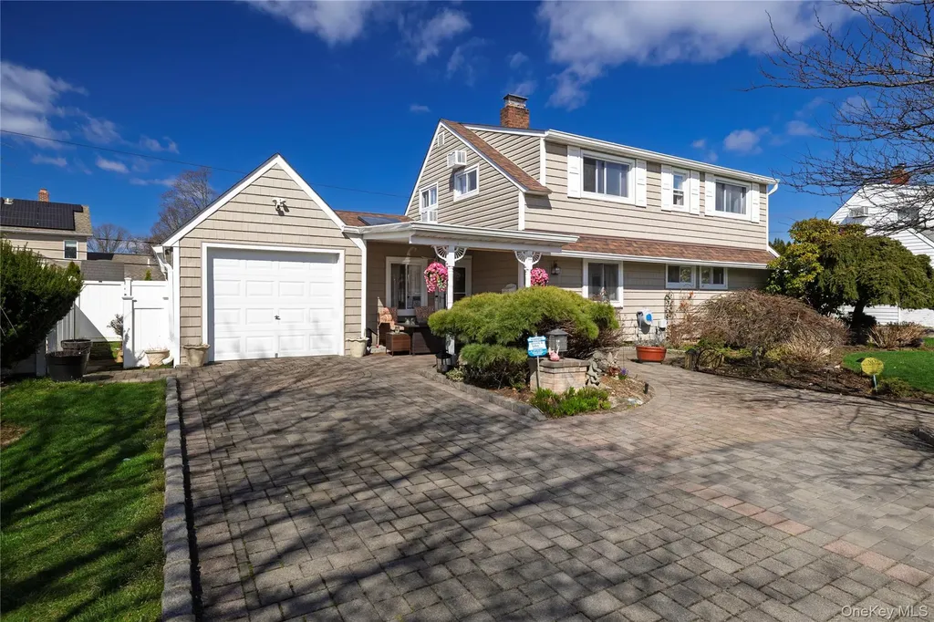 12 Link Lane Hicksville NY 11801