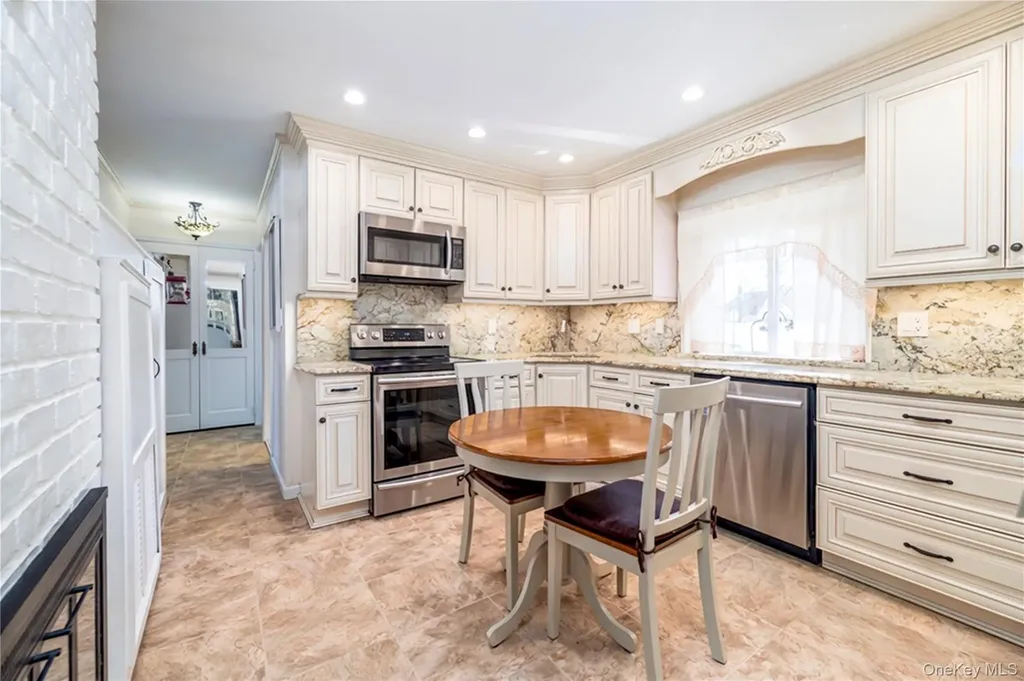 12 Link Lane Hicksville NY 11801