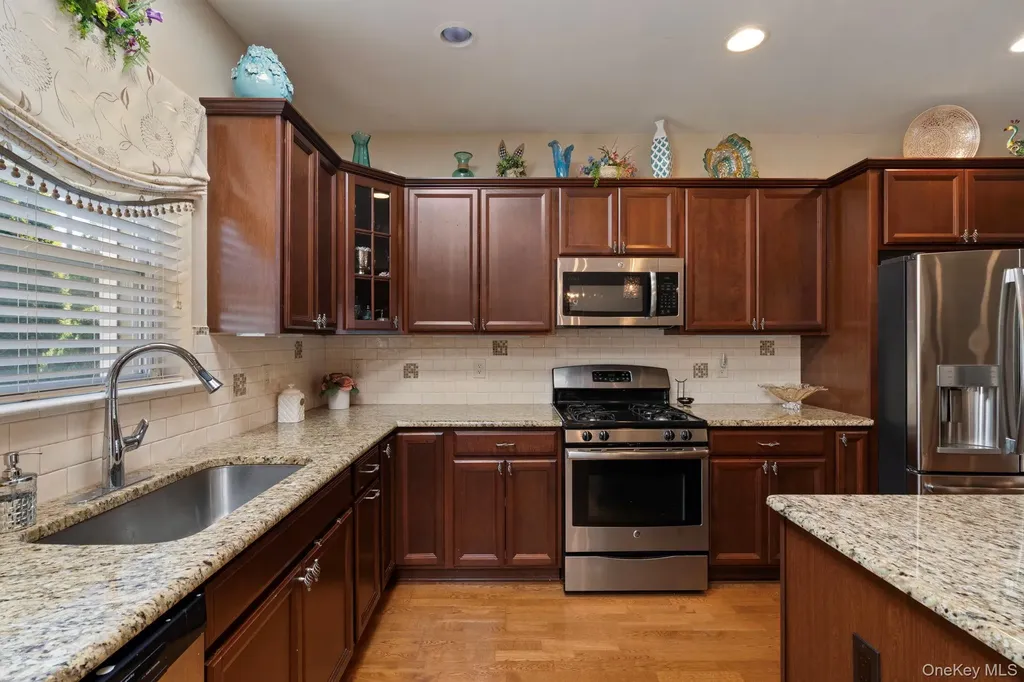 156 Stoneleigh Drive Riverhead NY 11901