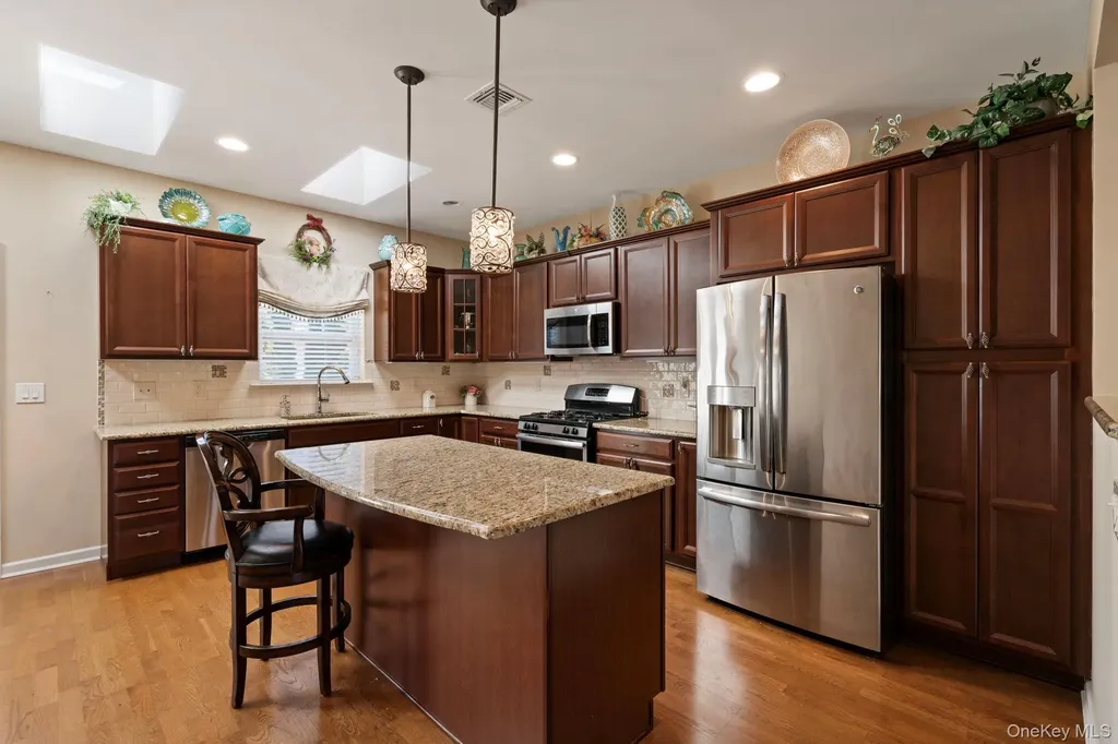 156 Stoneleigh Drive Riverhead NY 11901