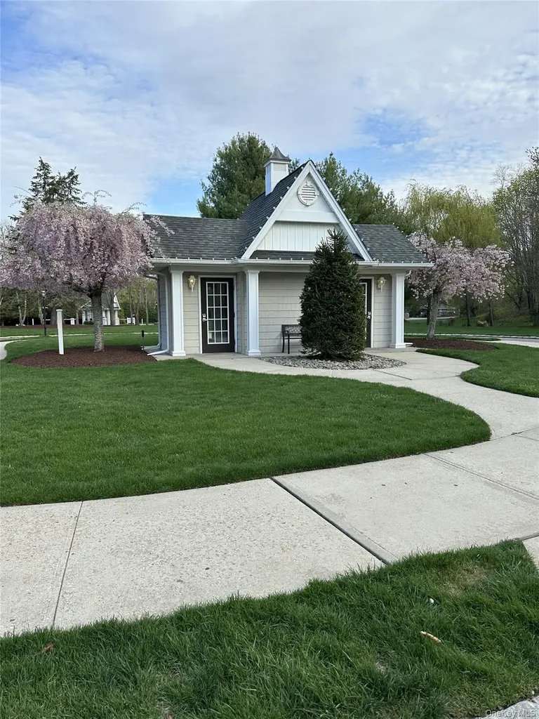 156 Stoneleigh Drive Riverhead NY 11901