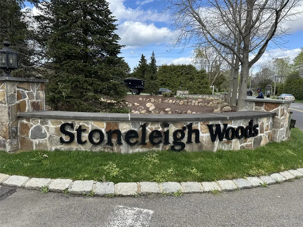 156 Stoneleigh Drive Riverhead NY 11901