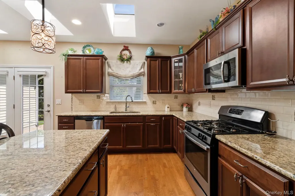 156 Stoneleigh Drive Riverhead NY 11901