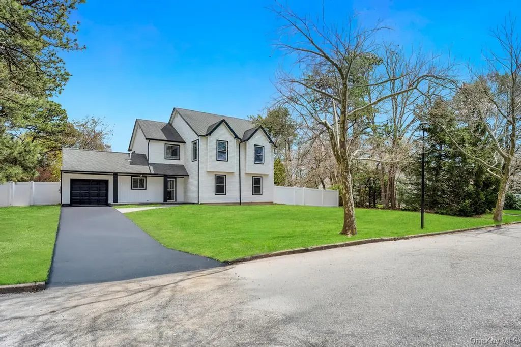17 Blackpine Drive Medford NY 11763