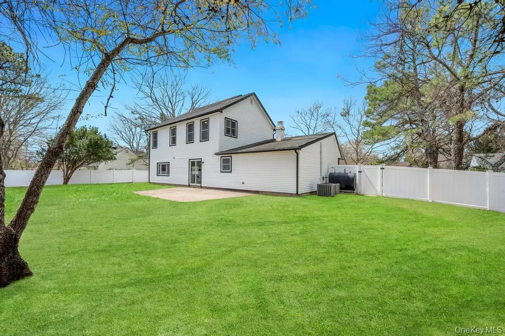 17 Blackpine Drive Medford NY 11763