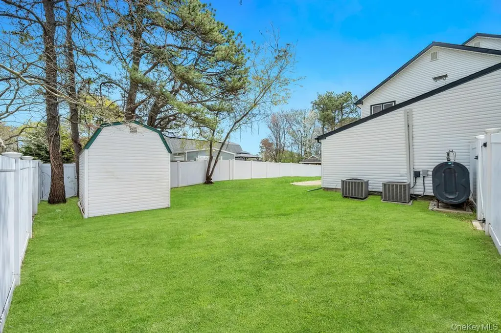 17 Blackpine Drive Medford NY 11763