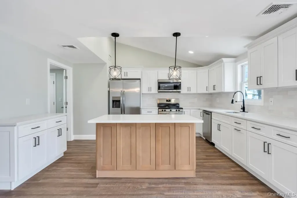 17 Blackpine Drive Medford NY 11763