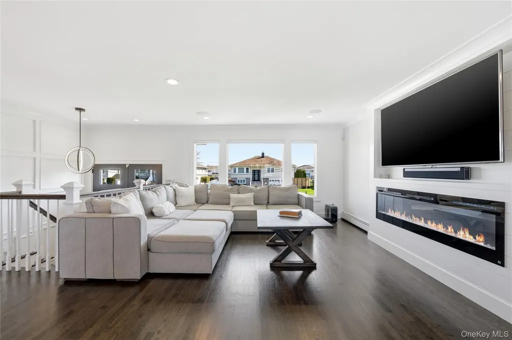 11 Dolphin Lane West Islip NY 11795