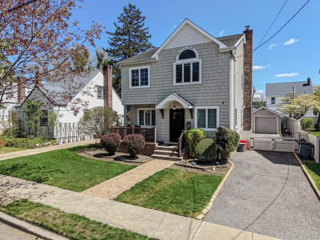 141 Collins Avenue Williston Park NY 11596