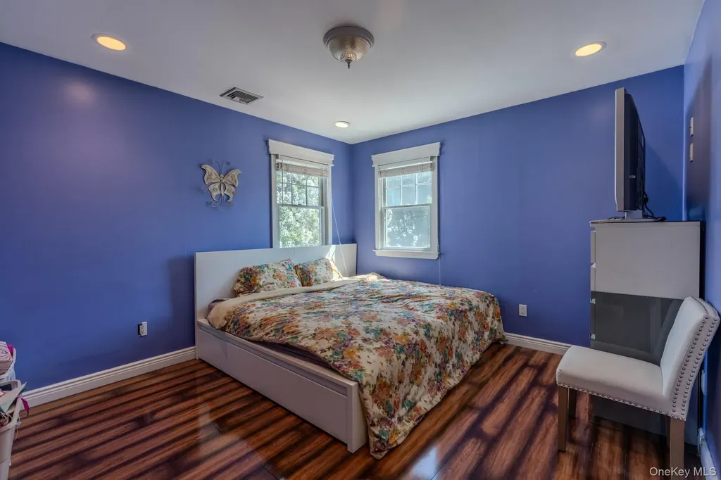 141 Collins Avenue Williston Park NY 11596