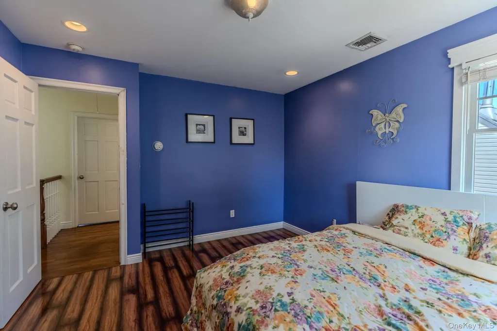 141 Collins Avenue Williston Park NY 11596