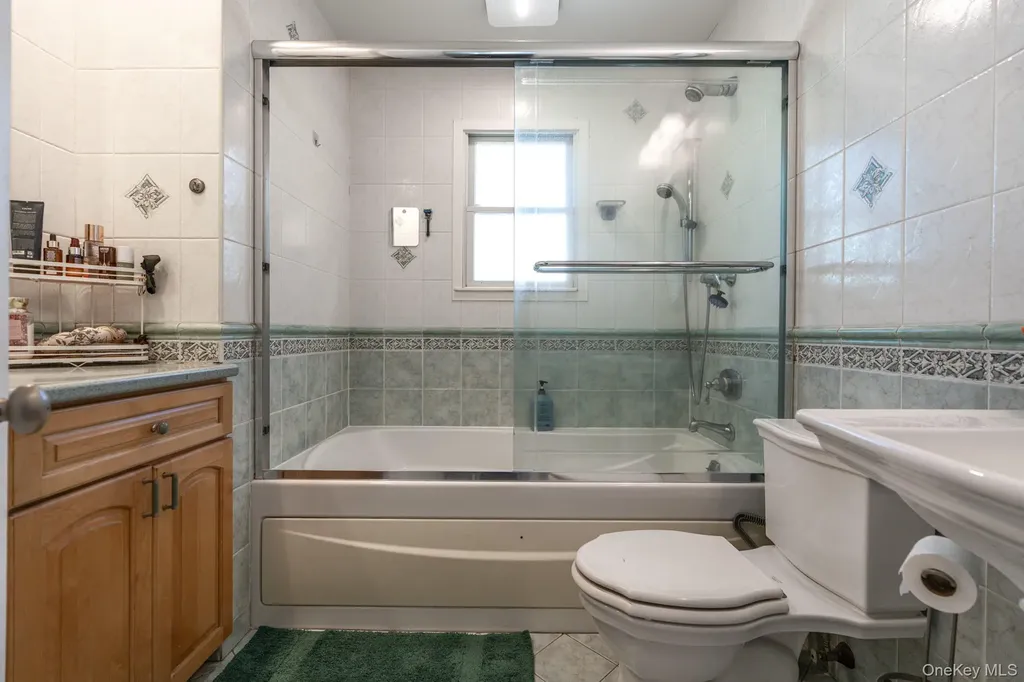 141 Collins Avenue Williston Park NY 11596