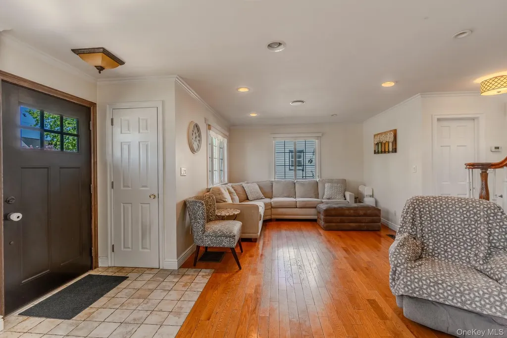 141 Collins Avenue Williston Park NY 11596
