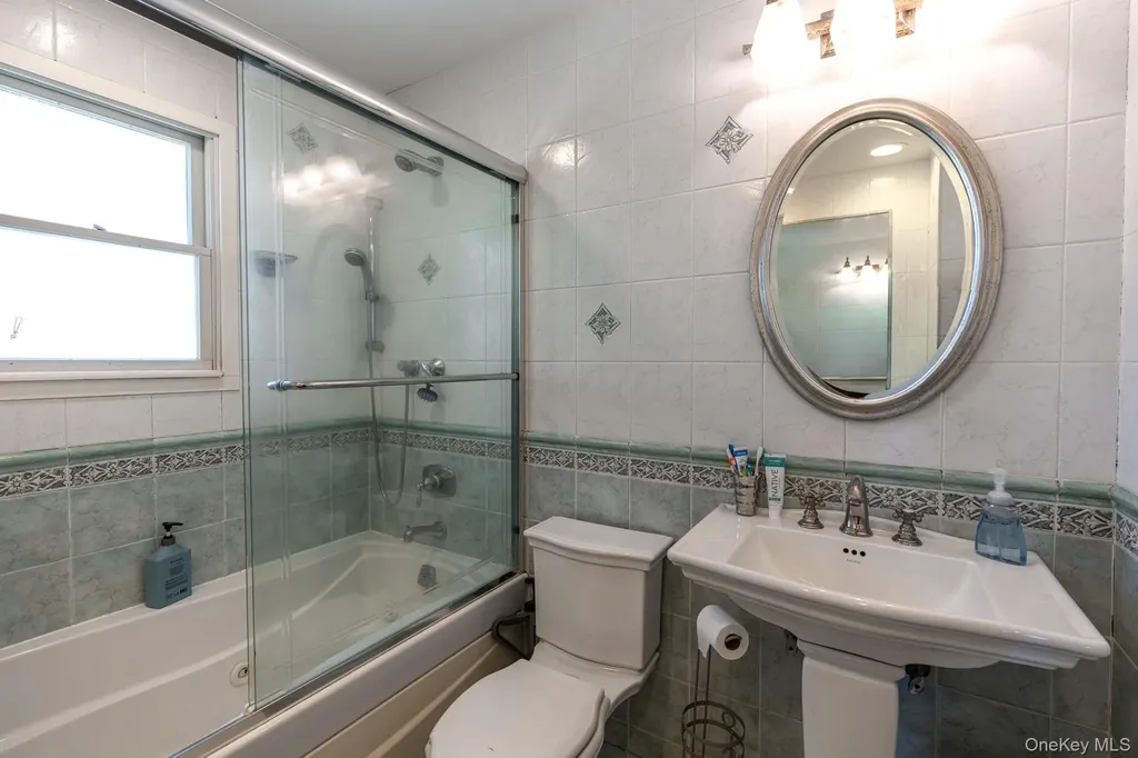 141 Collins Avenue Williston Park NY 11596