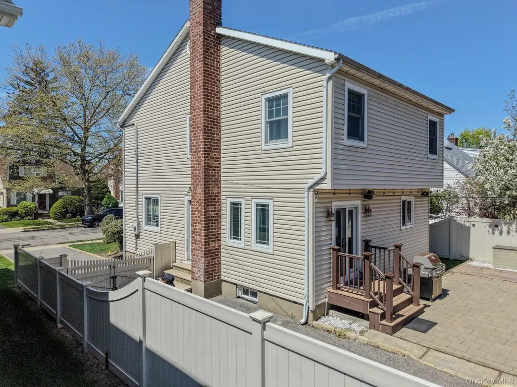 141 Collins Avenue Williston Park NY 11596