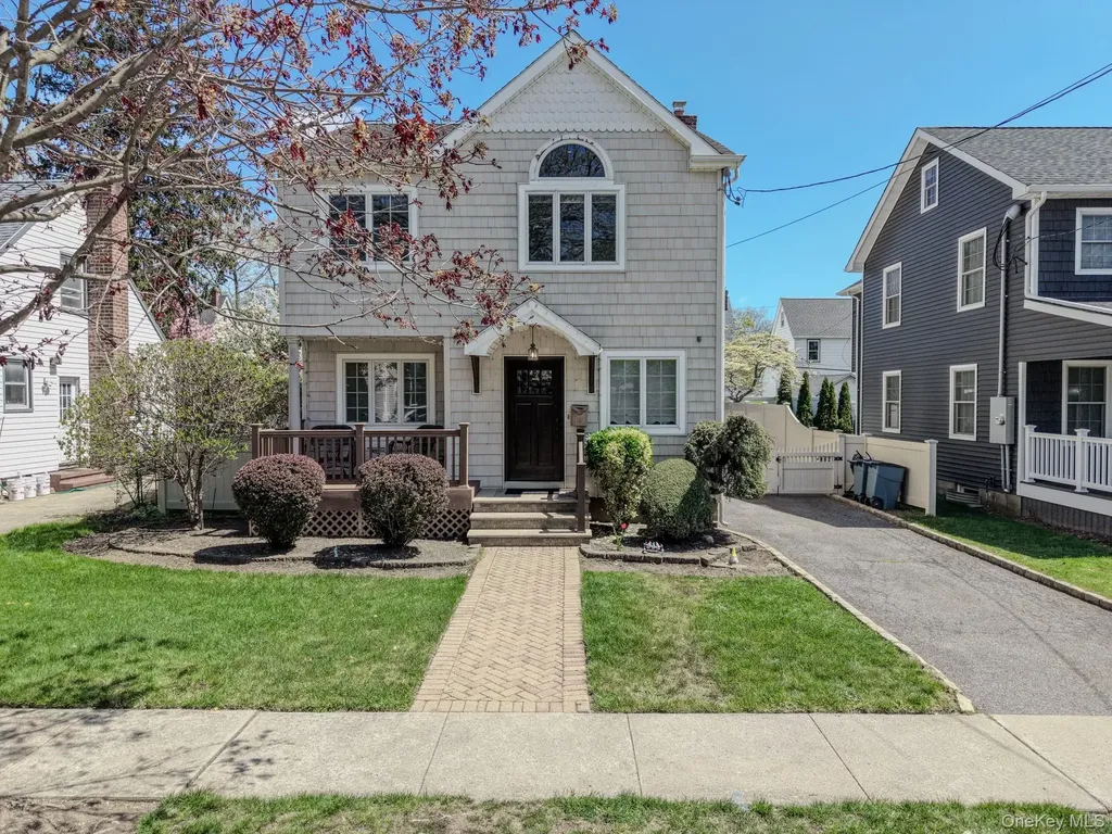 141 Collins Avenue Williston Park NY 11596