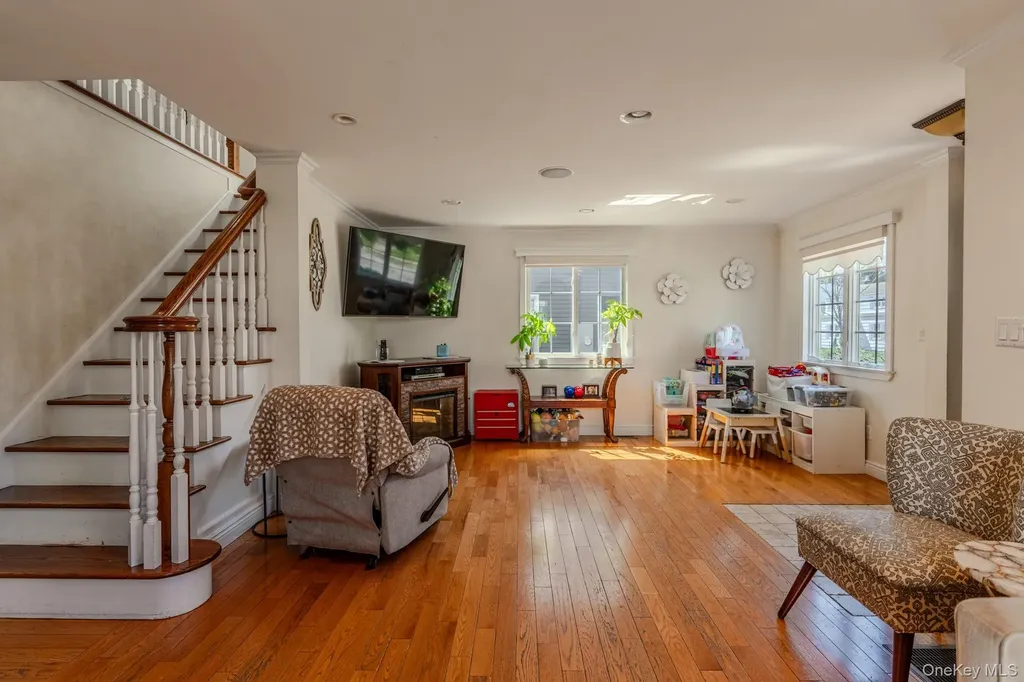 141 Collins Avenue Williston Park NY 11596