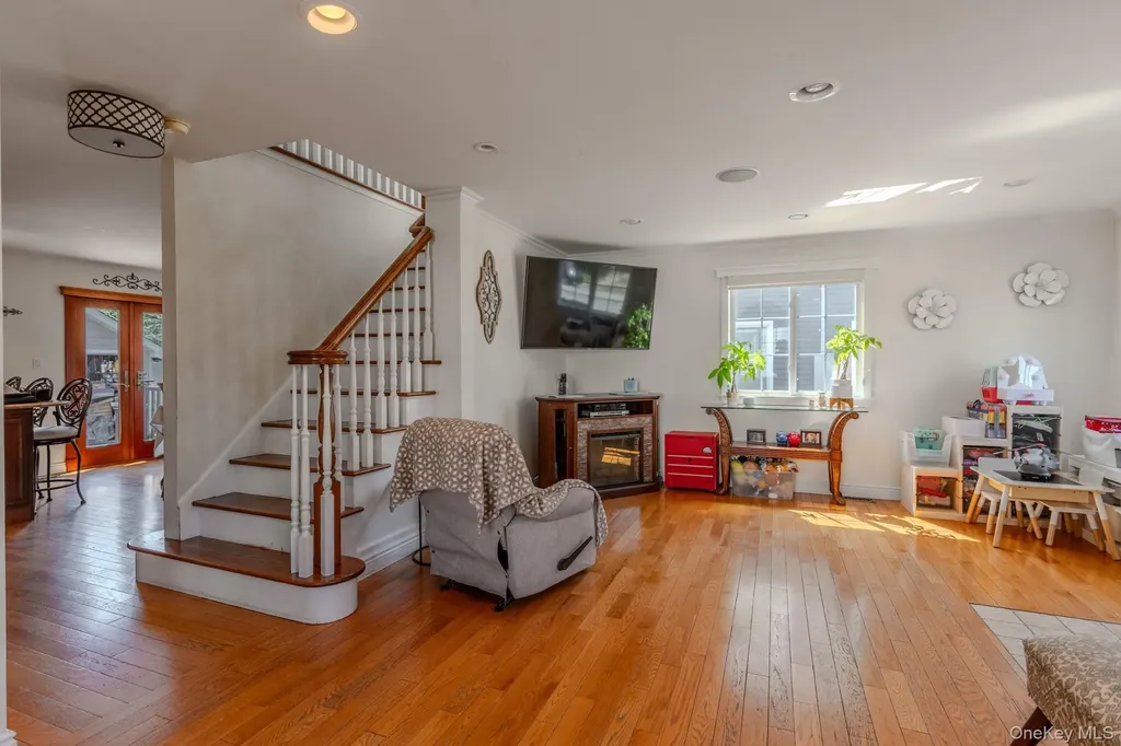 141 Collins Avenue Williston Park NY 11596