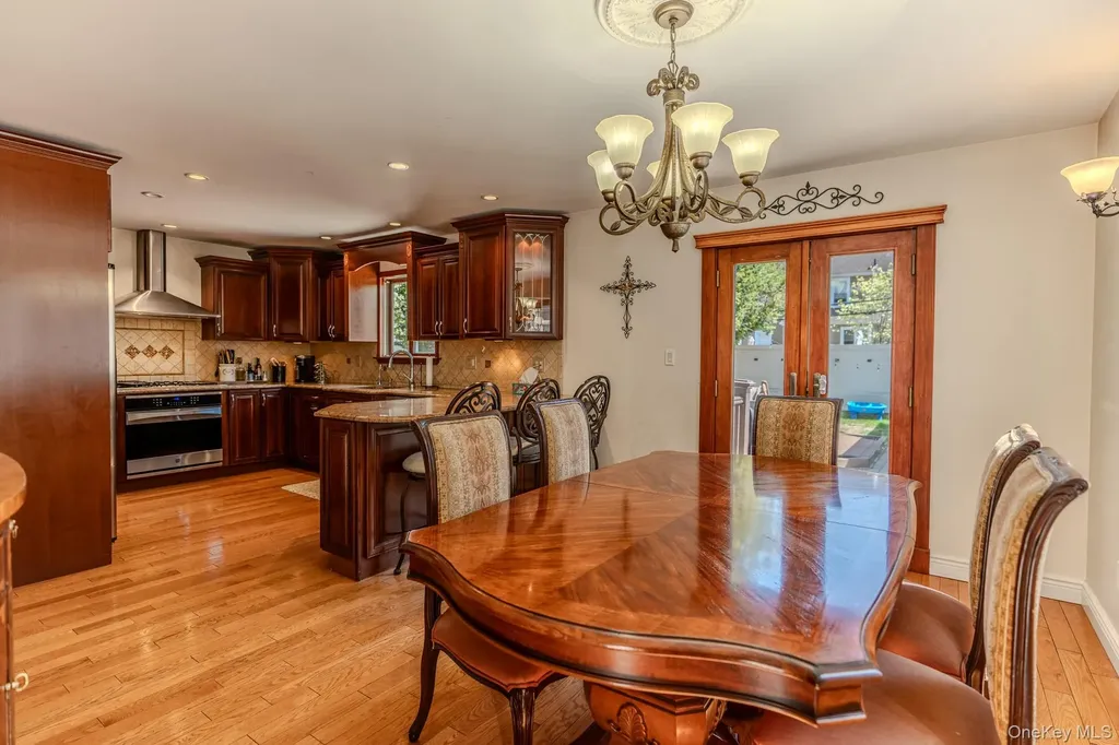 141 Collins Avenue Williston Park NY 11596