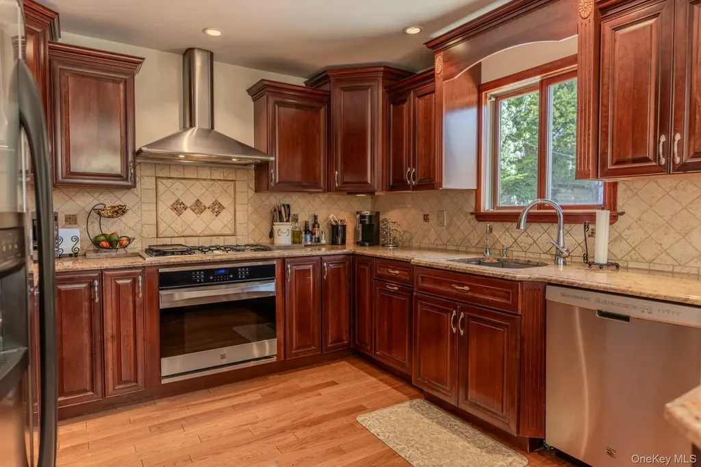 141 Collins Avenue Williston Park NY 11596