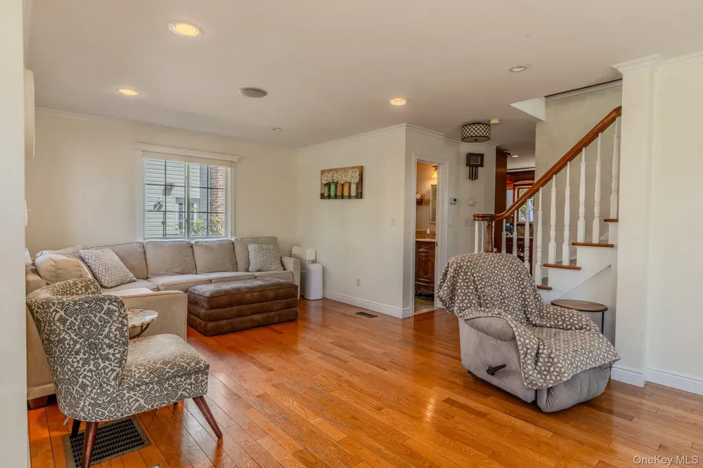 141 Collins Avenue Williston Park NY 11596