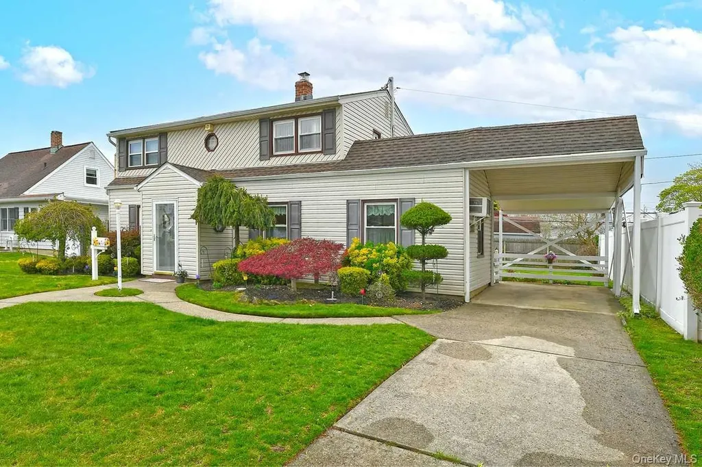203 Saddle Lane Levittown NY 11756