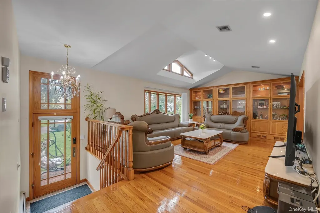 20 Jeffrey Lane Great Neck NY 11020