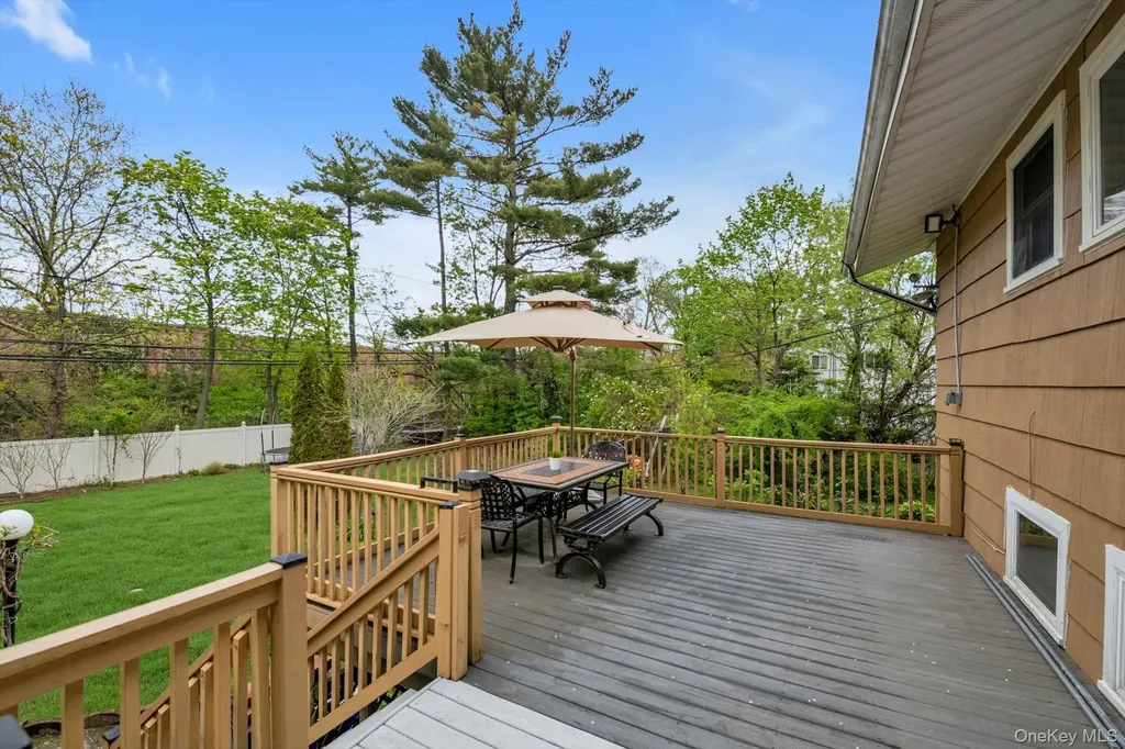 20 Jeffrey Lane Great Neck NY 11020
