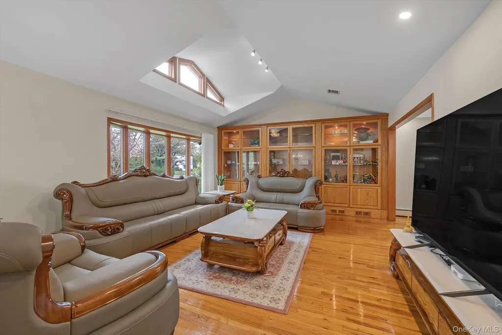 20 Jeffrey Lane Great Neck NY 11020