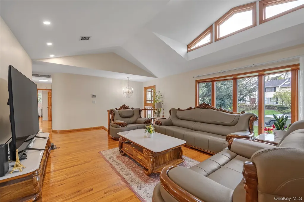 20 Jeffrey Lane Great Neck NY 11020