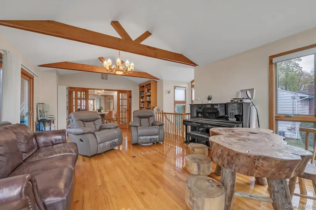20 Jeffrey Lane Great Neck NY 11020