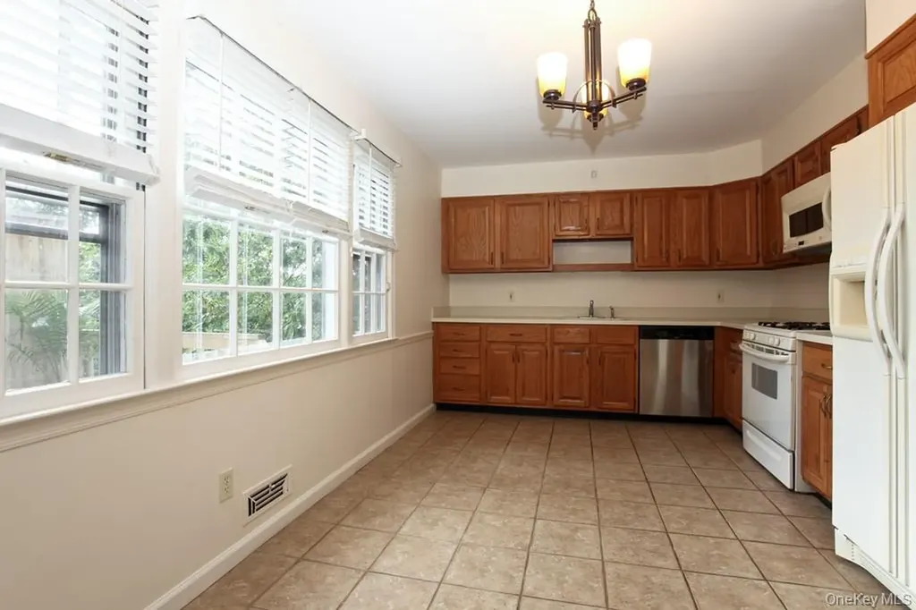 605 Fort Hill Road Scarsdale NY 10583