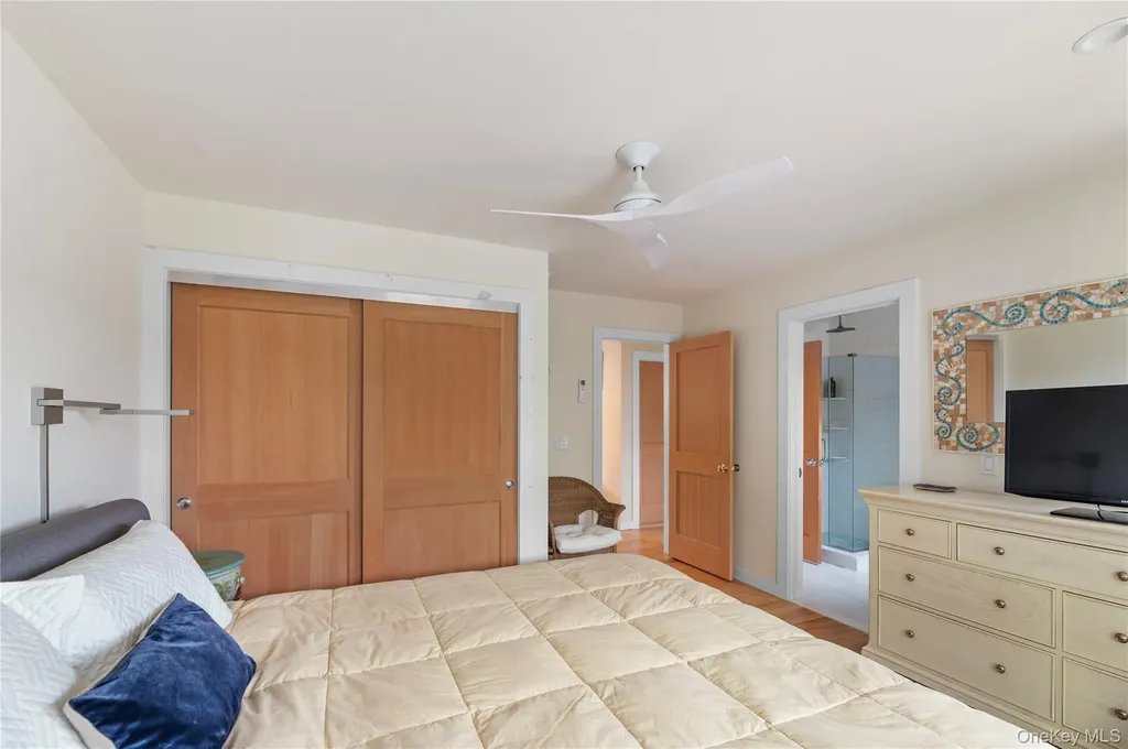 33 Schooner Ocean Beach NY 11770