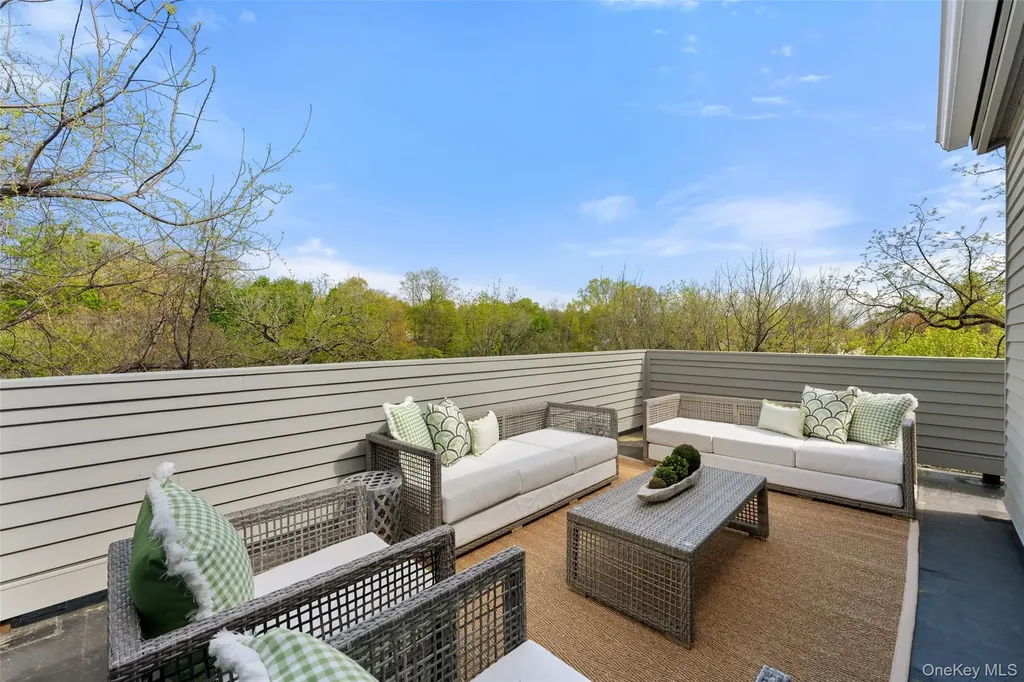99 Waterside Close Eastchester NY 10709