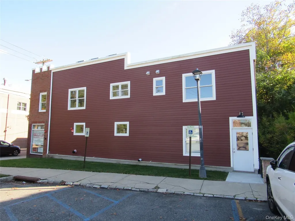 131 Roanoke Riverhead NY 11901