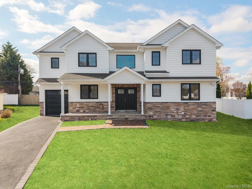 10 Faye Court Plainview NY 11803